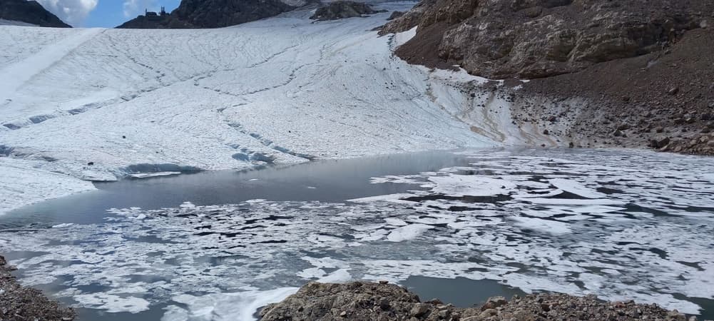 Contrevue du glacier avec le lac en contrebas