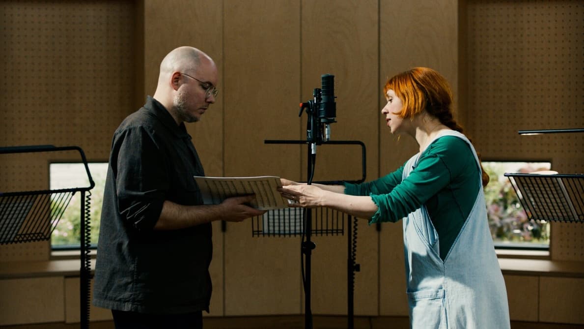 Holly Herndon et Mat Dryhurst lors d'une session d'enregistrement avec la London Contemporary Voices à Londres, 2024