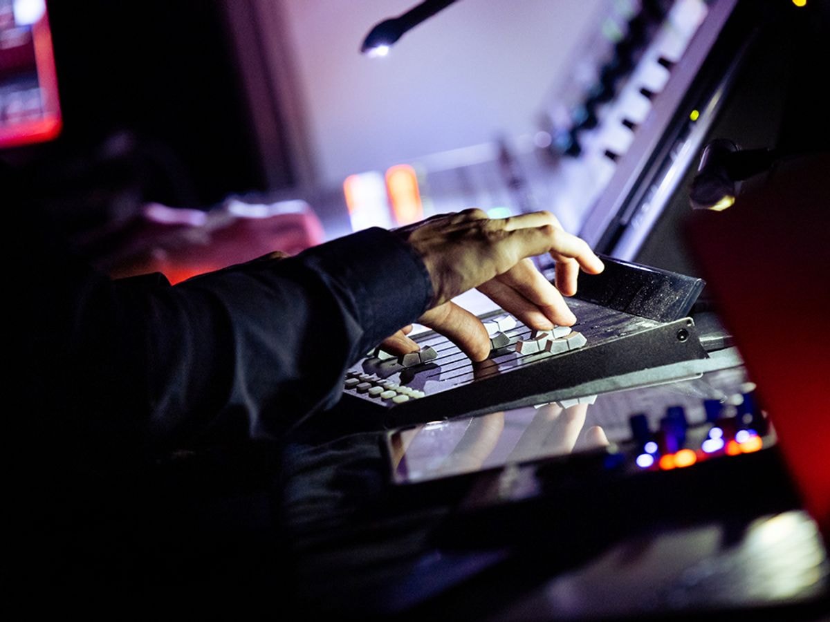 À la console lors du concert Laborintus II